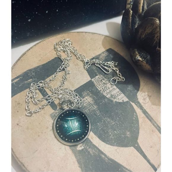 Gemini GREEN GLOW IN THE DARK ZODIAC STAR SIGN HOROSCOPE NECKLACE - Picture 3 of 14